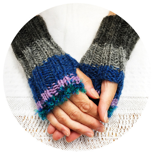 Use up your chunky yarn scraps to make wrist warmers